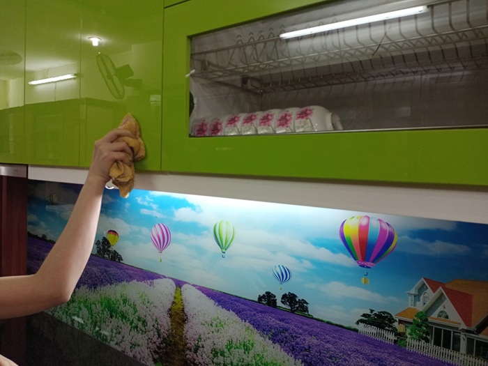 Cách vệ sinh tủ bếp acrylic đúng chuẩn 2 Cách vệ sinh tủ bếp acrylic đúng chuẩn