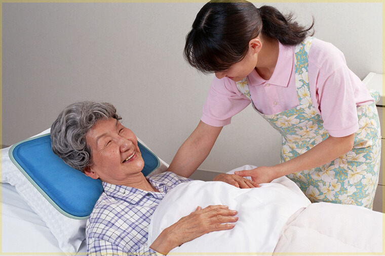 Hơn cả giảm đau, chăm sóc giảm nhẹ tại nhà giúp người bệnh sống trọn từng ngày 2 Chăm sóc tại nhà trở nên hiệu quả khi có sự đồng hành của nhân viên y tế.