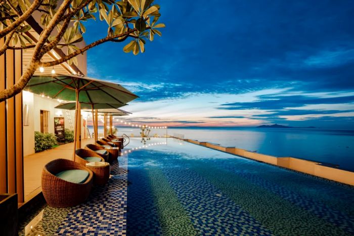 Hồ bơi siêu đẹp của HAIAN Beach Hotel & Spa