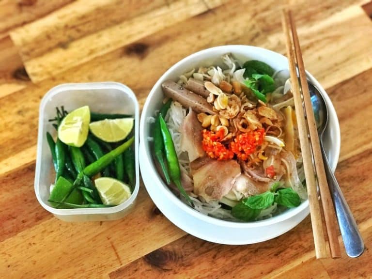 Bún mắm nêm ở Sài Gòn nổi tiếng - Dì Bảy