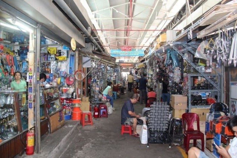 Chợ Dân Sinh là một trong những khu chợ lâu đời nhất ở Quận 1