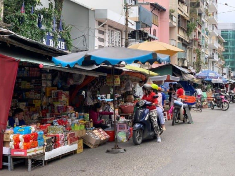 Chợ cũ Tôn Thất Đạm tuy nhỏ nhưng bày bán nhiều loại hàng hóa