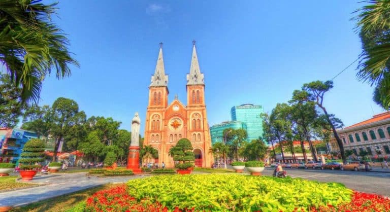 Nhà thờ Đức Bà - địa điểm chơi Tết Nguyên đán ở Sài Gòn