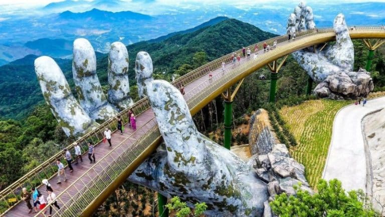 Cầu Vàng nằm trong khu du lịch Bà Nà Hills 