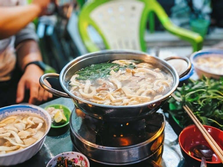 Quán 716 Trường Sa - nổi danh với lẩu gà lá é ở Sài Gòn