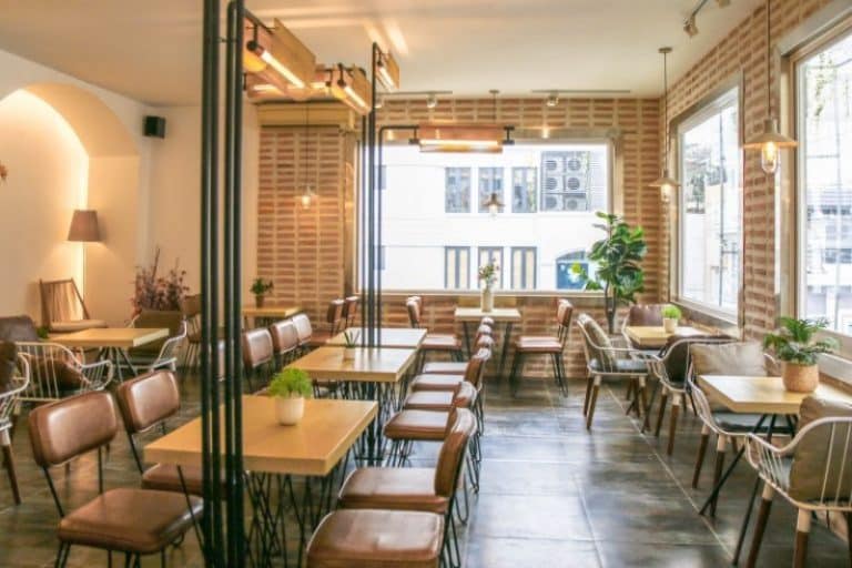 Oromia Coffee & Lounge có một không gian xanh mát và trong lành
