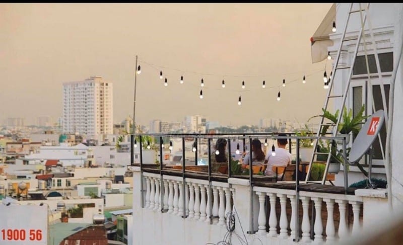 Love Rosie Rooftop Cafe & Cinema nơi có sân thượng đẹp ở Sài Gòn