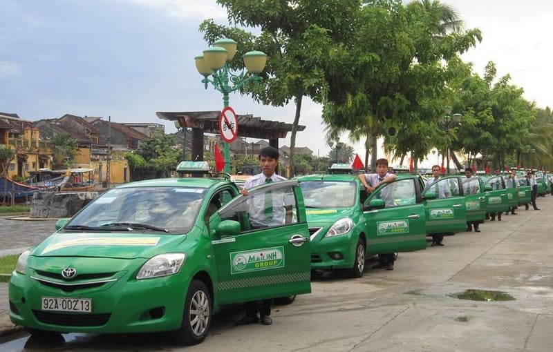 Xe Taxi Mai Linh có đặc điểm nhận biết là có màu xanh lá nổi bật