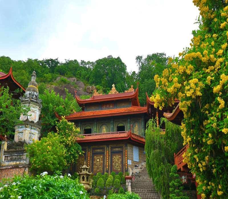 Chùa Hang là chùa ở An Giang nổi tiếng với phong cảnh đẹp thơ mộng