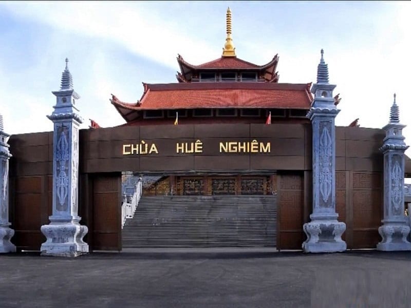 Quang cảnh bên ngoài của chùa Huê Nghiêm
