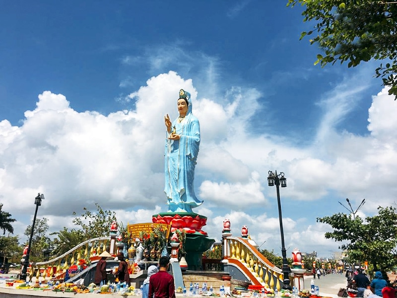 Chùa Quan Âm Phật Đài đón nhận rất nhiều lượt thăm viếng mỗi ngày