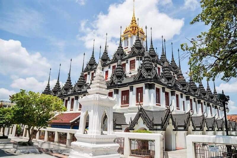 Chùa Wat Ratchanaddaram gây ấn tượng về kiến trúc