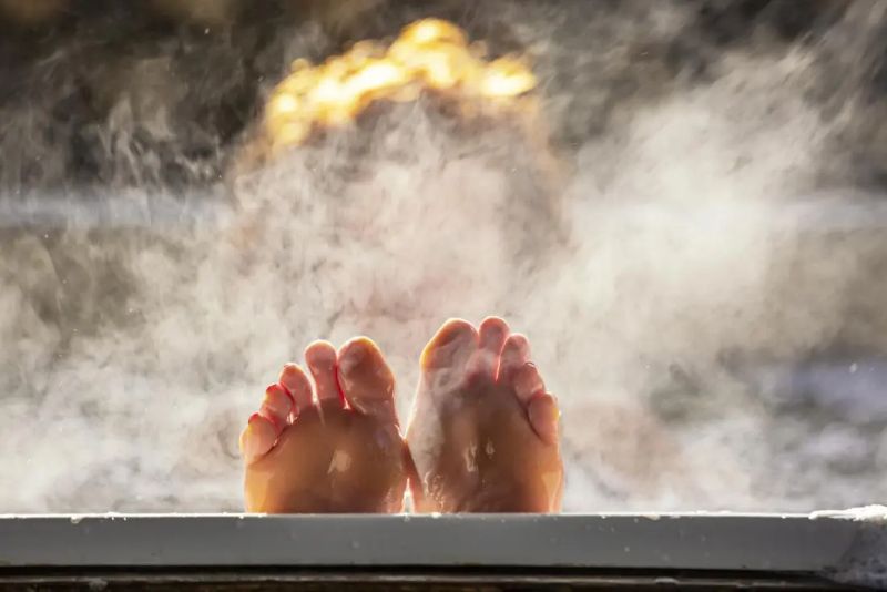 Tắm nước nóng là cách giảm đau xương khớp vào mùa lạnh hiệu quả