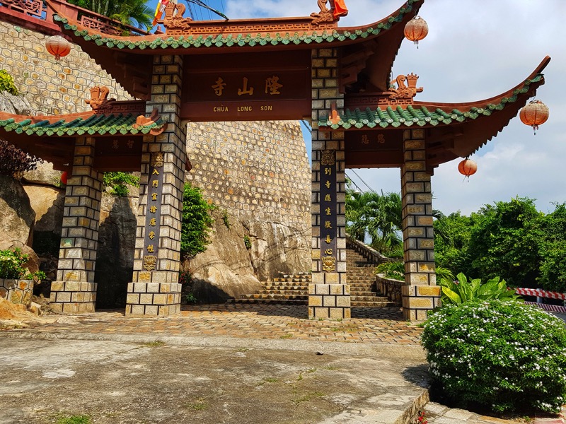 Cổng vào chùa Long Sơn - chùa ở Châu Đốc nổi tiếng