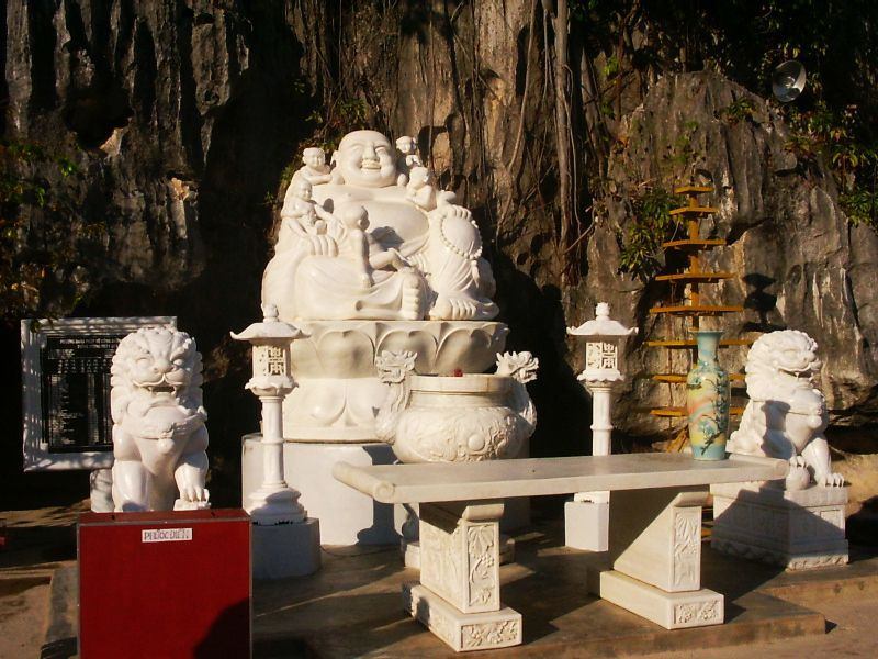 Tượng Phật Di Lặc nặng 22 tấn nằm trong chùa Hang