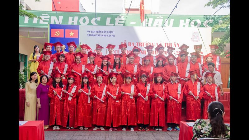 Hình ảnh học sinh tốt nghiệp của trường THCS ở quận 1 Chu Văn An