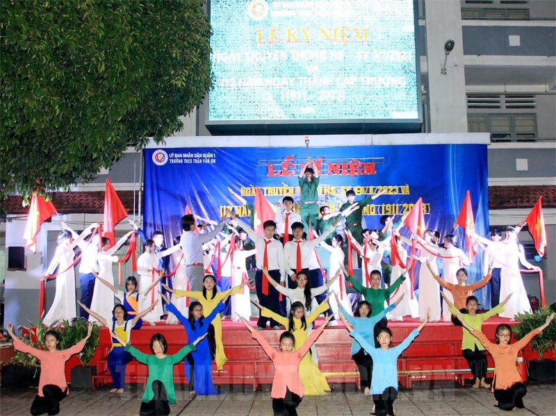 Hình ảnh một lễ kỷ niệm tổ chức tại trường THCS Trần Văn Ơn