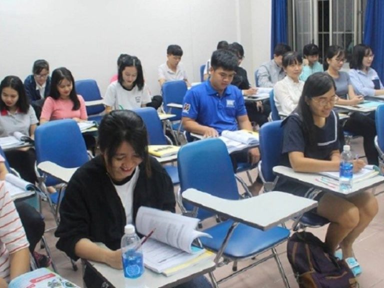 Lớp học tiếng Trung ban đêm ở Bình Dương